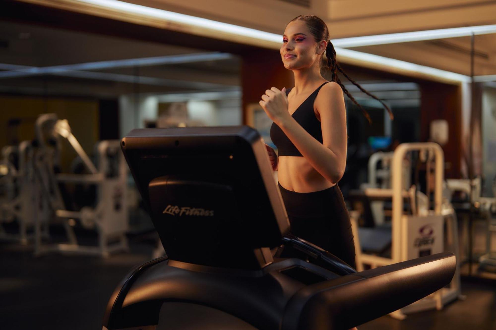 เจดับปลิวมาริออทโฮเต็ลไคโร Hotel ภายนอก รูปภาพ A woman on a treadmill